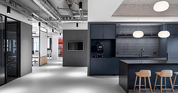 办公室装修设计：概念包括素淡冷静的配色 呈现出一种精炼、稳固